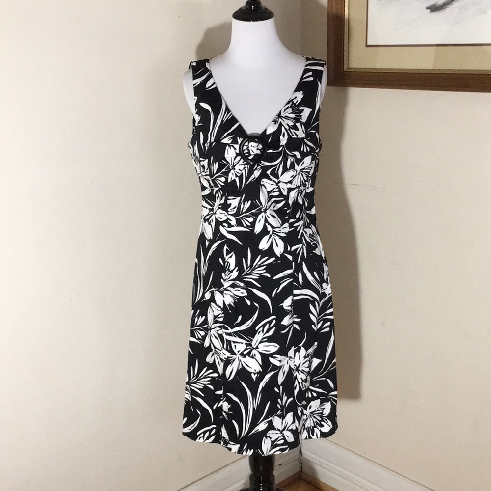 Jones New York B/W floral print dress. Size 8